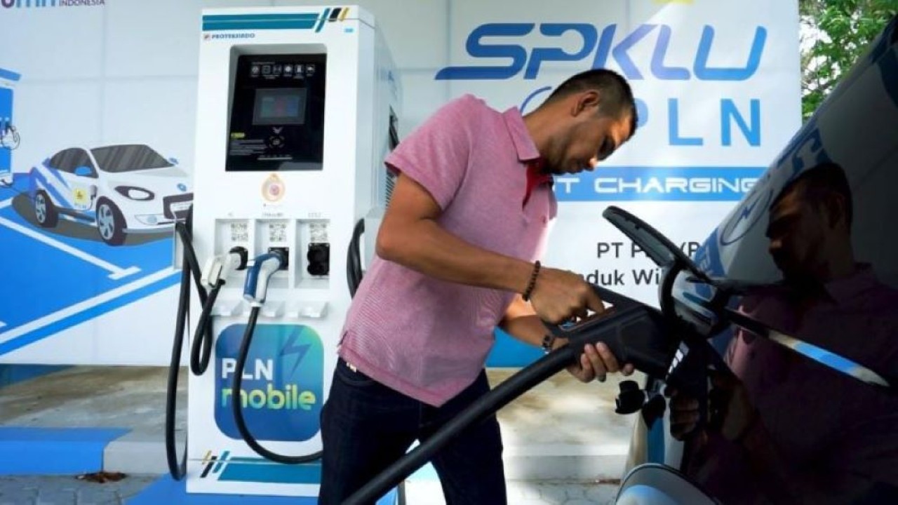 PT PLN (Persero) diminta meningkatkan jumlah SPKLU kendaraan listrik, khususnya di sepanjang jalur utama yang menjadi destinasi utama pemudik. (Foto: Humas PLN)