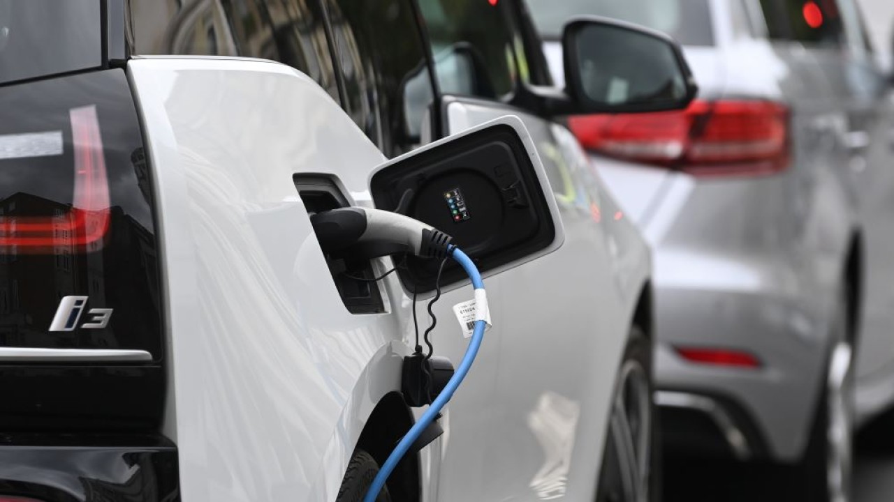 Ilustrasi. Kendaraan listrik sedang melakukan pengisian daya. (Foto: Reuters)