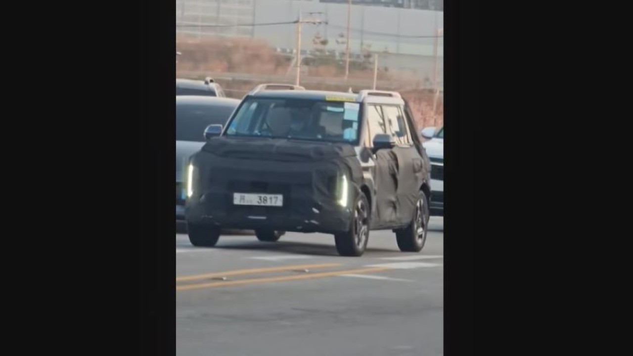 Kia EV2 dengan kamuflase berwarna hitam tertangkap kamera sedang berada di jalan raya yang padat.  (Foto: Tangkapan layar YouTube Shorts Car)