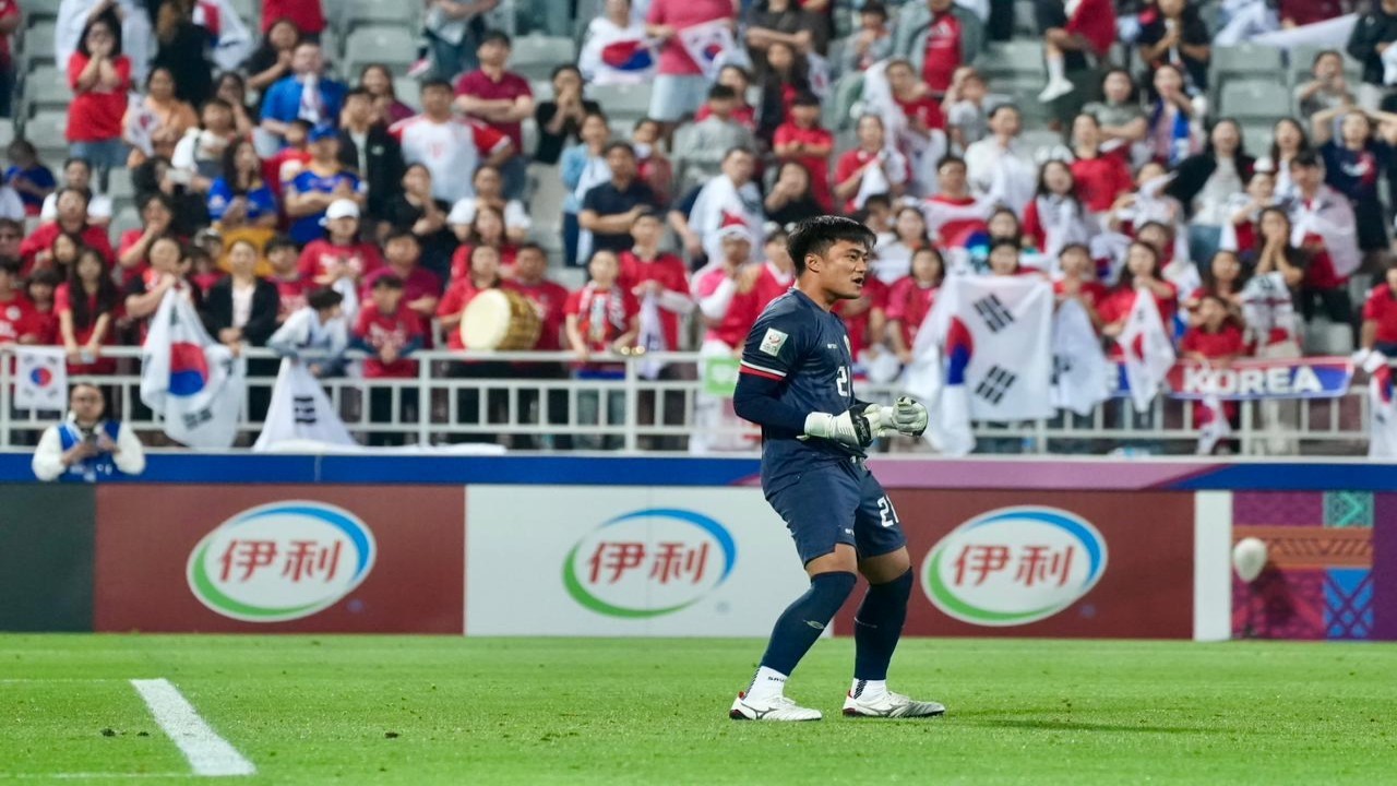 Kiper Timnas Indonesia U-23, Ernando Ari tampil sebagai penyelamat saat drama adu penalti melawan Korea Selatan di perempat final Piala Asia U-23 2014, Jumat (26/4/2024). (dok PSSI).