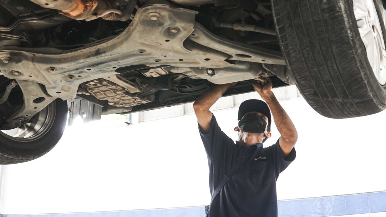Mitos terobos banjir bantu bersihkan kolong mobil/ Hyundai Mobil Indonesia