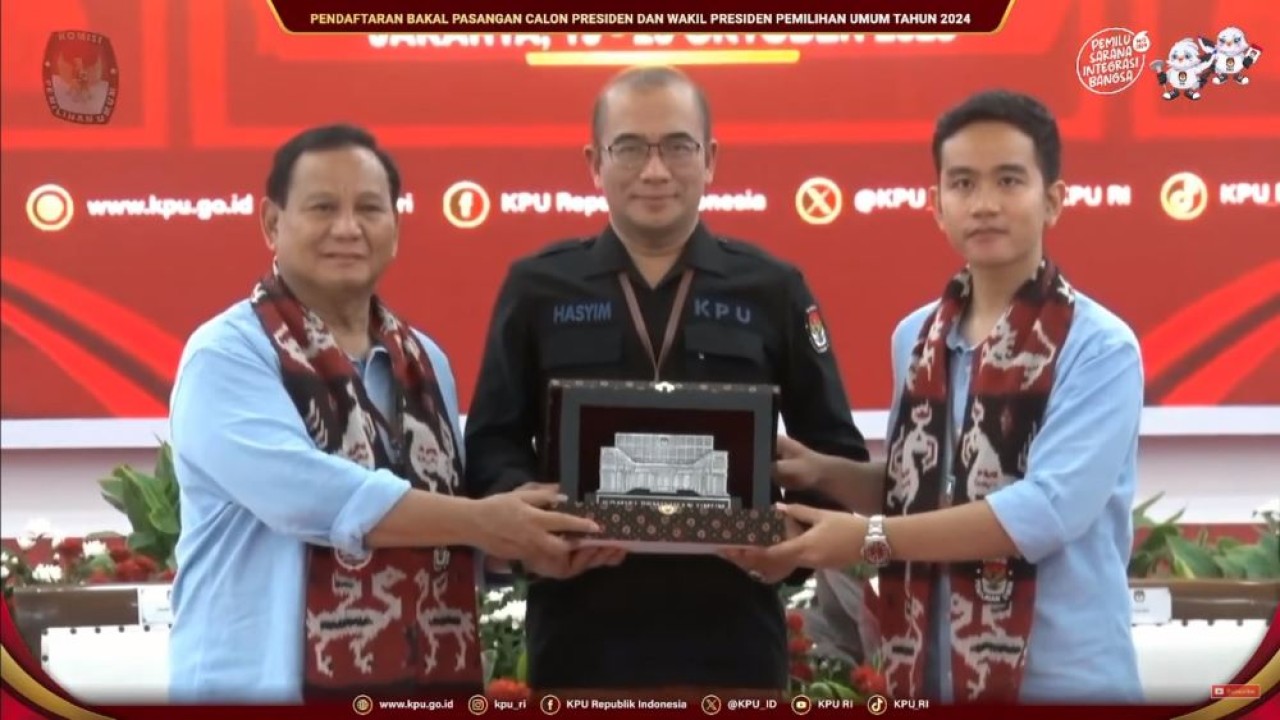 Presiden dan Wakil Presiden terpilih Prabowo Subianto dan Gibran Rakabuming Raka bersama Ketua KPU/ist