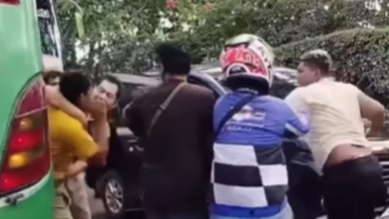 Kru Bus dan Pengendara Mobil Pribadi Terlibat Adu Jotos (Instagram)