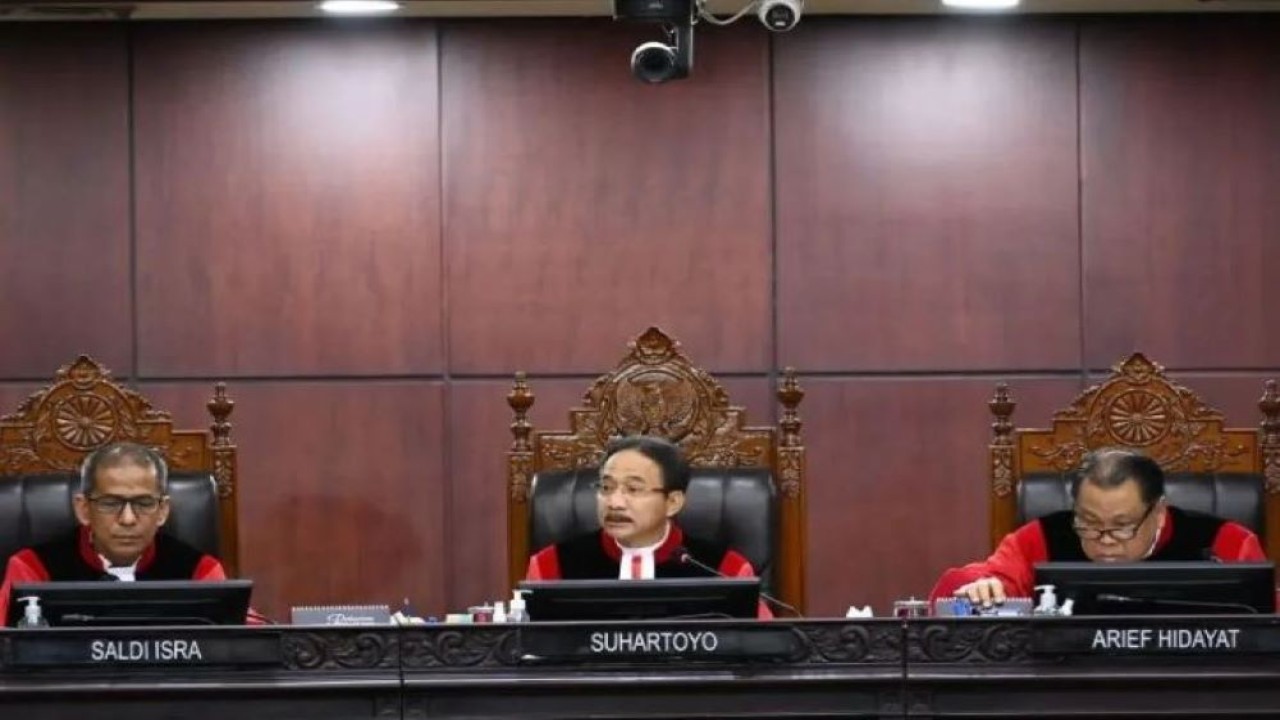 Ketua Mahkamah Konstitusi (MK) Suhartoyo (tengah) didampingi Hakim Konstitusi Saldi Isra (kiri) dan Arief Hidayat (kanan) memimpin jalannya sidang putusan perselisihan hasil Pilpres 2024 di Gedung Mahkamah Konstitusi, Jakarta, Senin (22/4/2024). (Foto: M Risyal Hidayat/rwa/ANTARA)