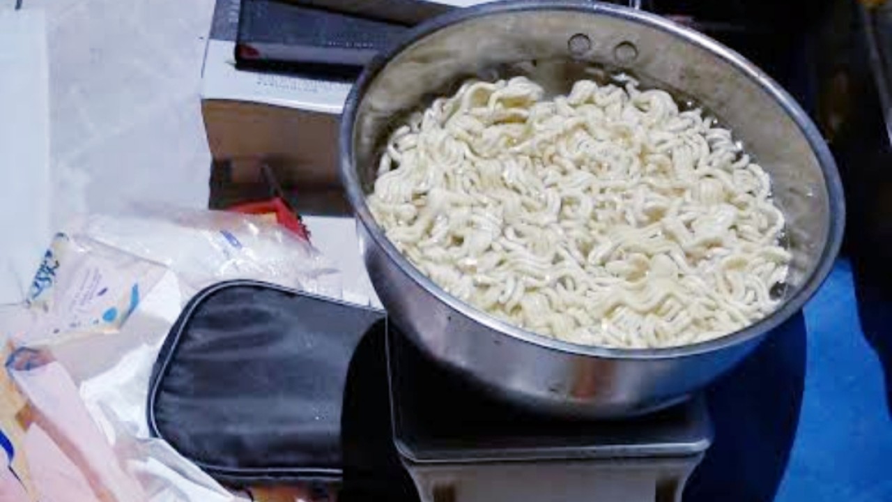 Penampakan mie instan dimasak dengan setrika