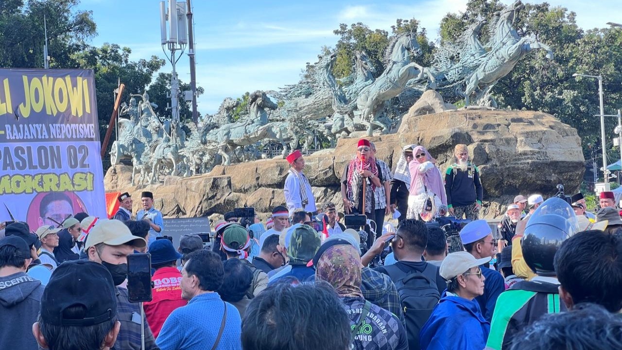 Massa pendemo yang mengawal putusan MK terkait sengketa hasil Pilpres 2024.