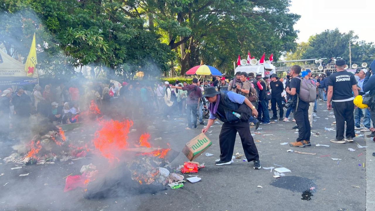 Massa pendukung Anies dan Ganjar yang berkumpul di kawasan Patung Kuda, Jakarta Pusat.