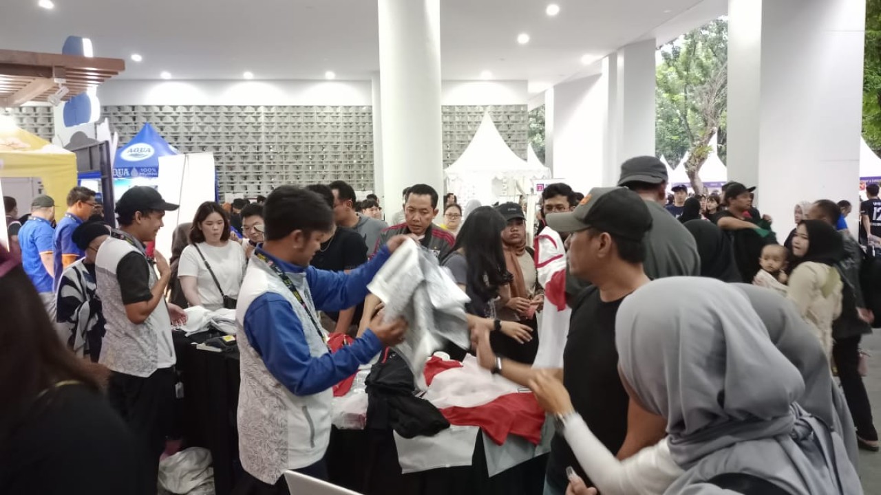 Masyarakat berburu jersey original Red Sparks di Indonesia Arena. (Arfa Gandhi/Nusantaratv.com)
