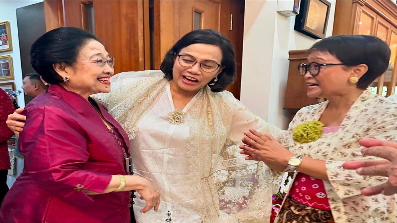 Sri Mulyani Bersama Ketum PDIP Megawati Soekarnoputri dan Menlu Retno Marsudi/@smindrawati