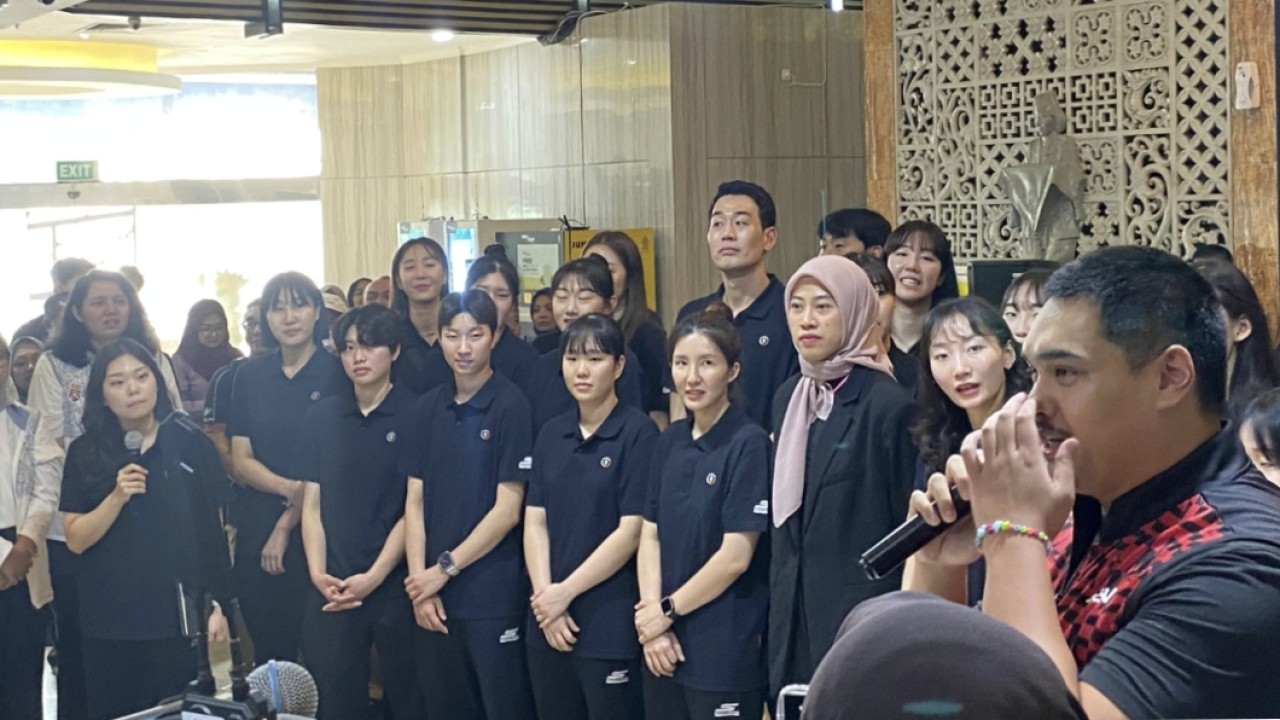 Menpora Dito Ariotedjo bersama tim bola voli Korea Selatan Red Sparks