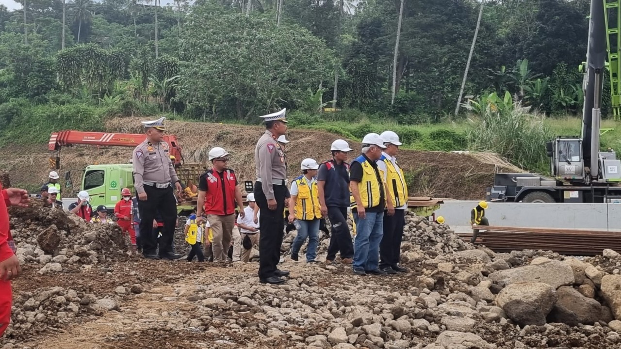 Menteri PUPR Basuki Hadimuljono tinjau perbaikan Tol Bocimi/Ist