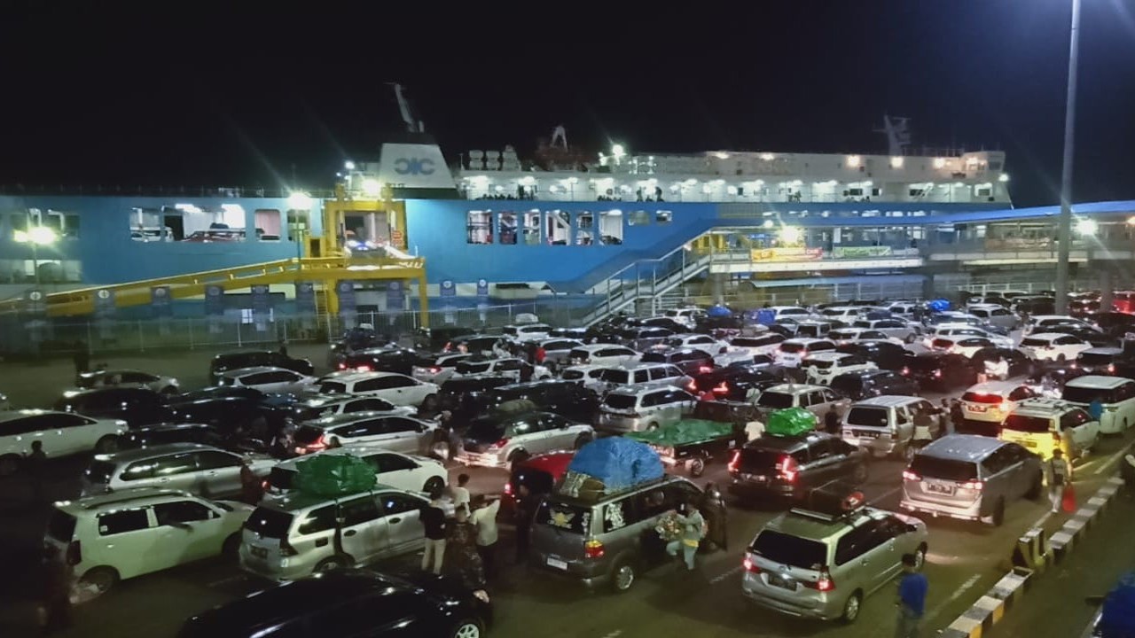 Antrean kendaraan pemudik di Pelabuhan Merak yang ingin menyeberang saat mudik Lebaran 2024/ist