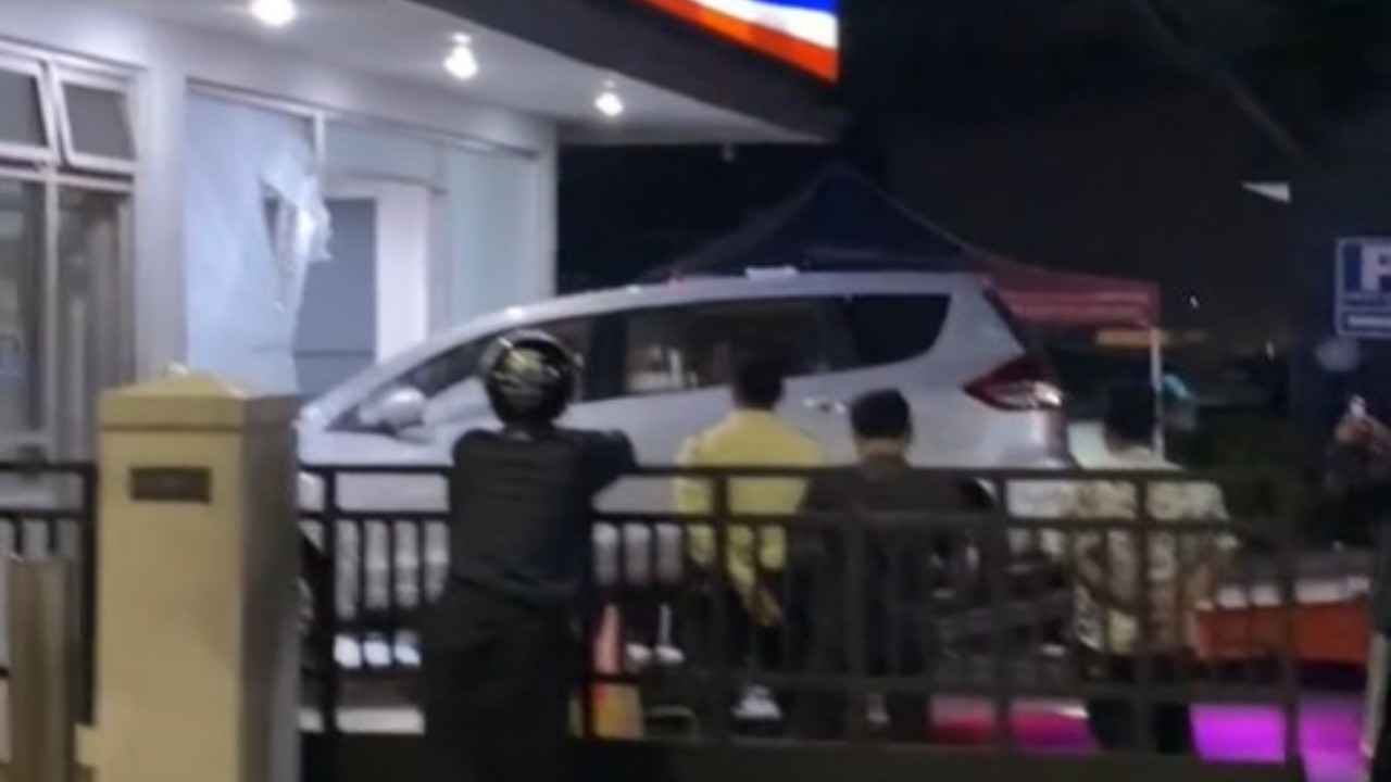 Mobil jenis Ertiga menabrak salah satu galeri e-Banking. (Tangkap layar)