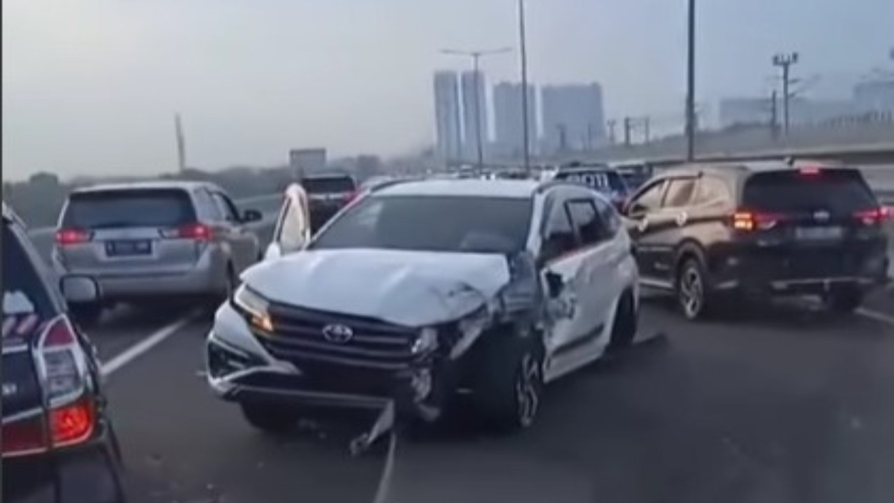 Kecelakaan beruntun di jalur mudik Tol Layang MBZ arah Cikampek. (Tangkap layar)
