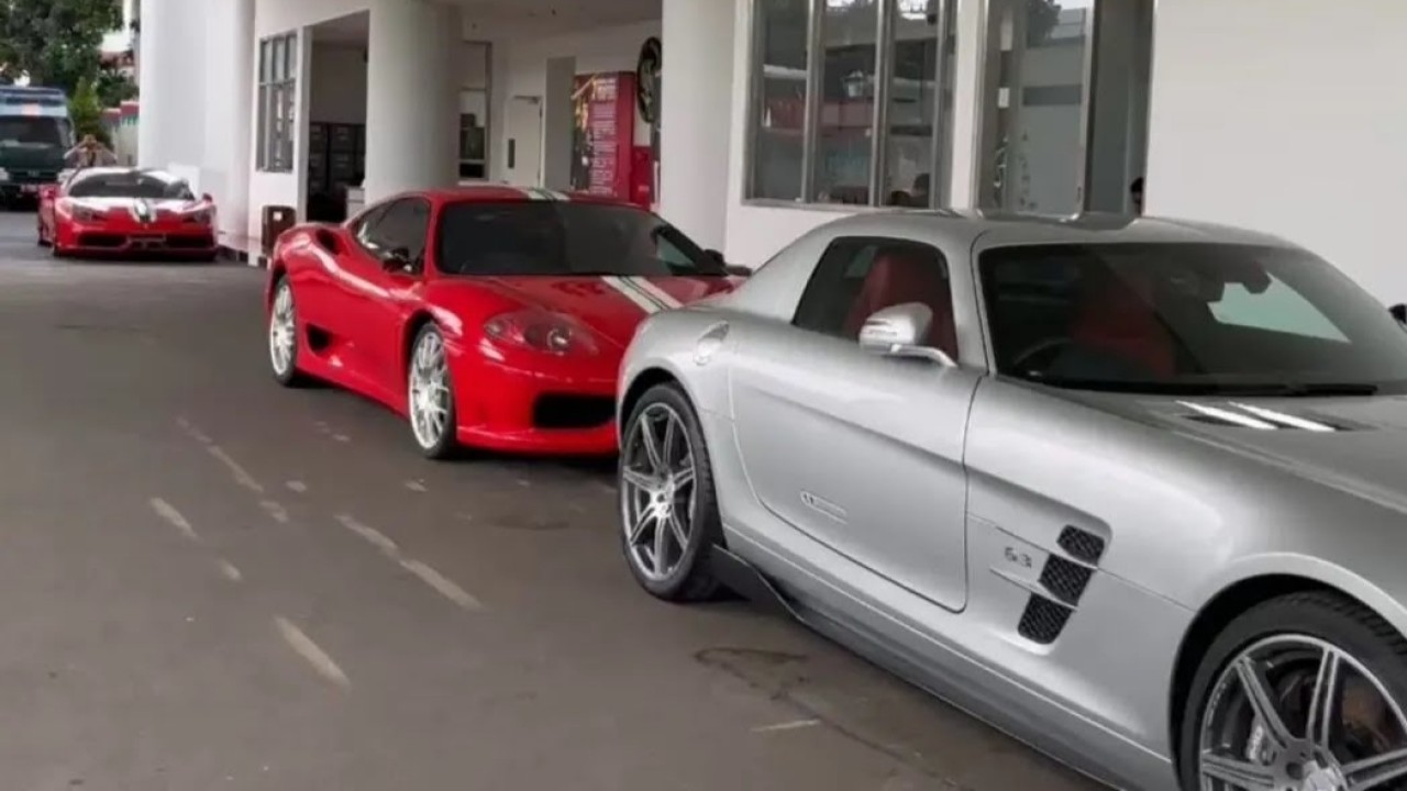 Mobil Harvey Moeis yang disita Kejagung RI. (Antara)