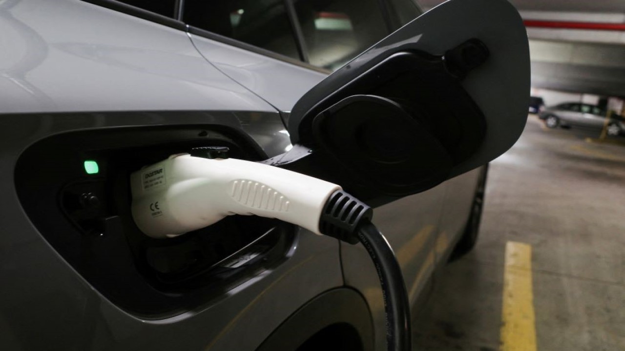 Pegangan pengisi daya mengisi ulang kendaraan listrik Volkswagen ID.4 yang diparkir di stasiun pengisian EV di dalam garasi parkir milik Kota Baltimore, di Baltimore, Maryland, Amerika Serikat, pada 23 Maret 2023. (Foto: Dok/Bing Guan/Reuters)