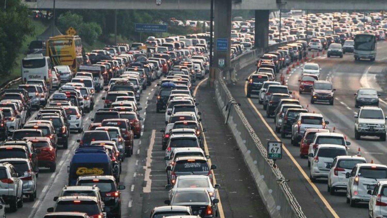 Kendaraan para pemudik memadati ruas jalan tol/ist