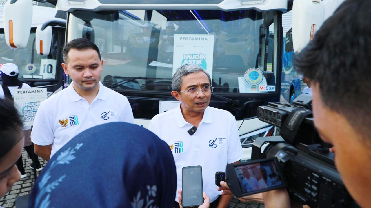 Direktur Penunjang Bisnis PT Pertamina (Persero), Erry Widiastono menyapa para peserta mudik bersama BUMN 2024 Erick Thohir memberikan sambutan dalam acara pelepasan peserta mudik asyik bersama BUMN 2024 yang diselenngarakan di Silanng Monas, Jakarta, Jumat, (5/04/2024).