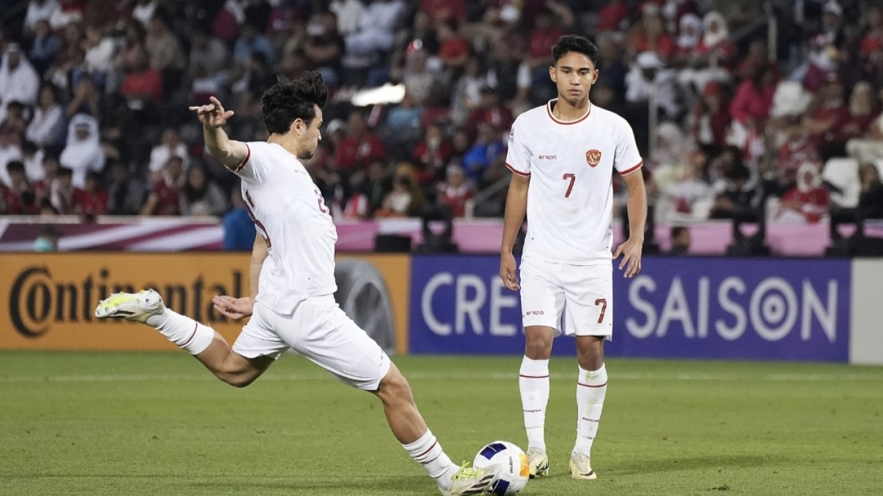 Nathan Tjoe-A-On bersama Marselino Ferdinan