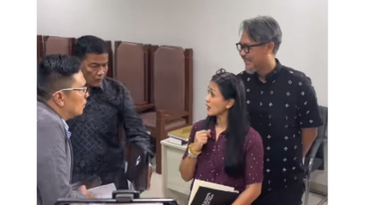 Momen Nirina Zubir Terlibat Cekcok dengan Kuasa Hukum Riri Khasmita (Instagram)