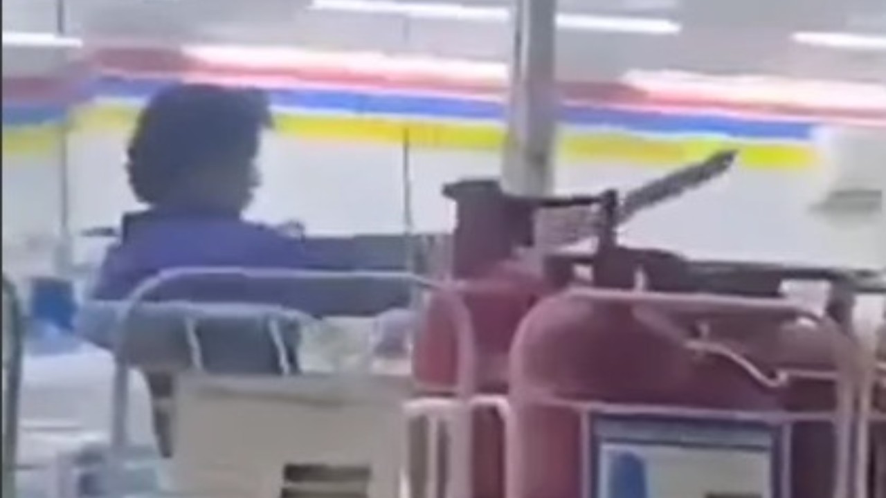 Seorang pria diduga mengalami gangguan kejiwaan menodongkan senjata tajam kepada seorang kasir.