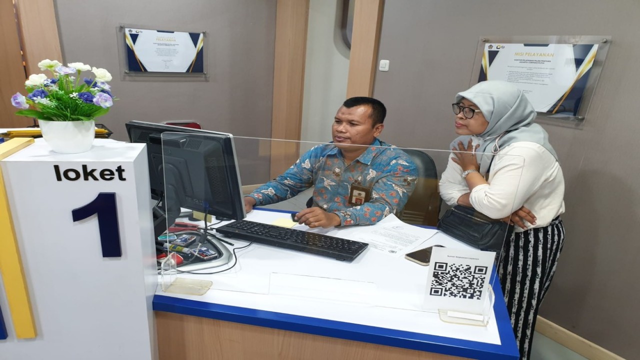 Petugas KPP Pratama Cempaka Putih sedang melayani wajib pajak yang hendak melaporkan SPT Tahunan di KPP Pratama Cempaka Putih Jakarta/Foto: Istimewa