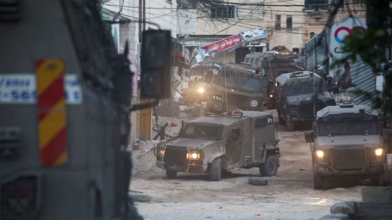 Israel melakukan serangan di kamp Nur Shams, Tulkarem, di Tepi Barat yang diduduki, pada 20 April 2024. (Foto: Raneen Sawafta/Reuters)