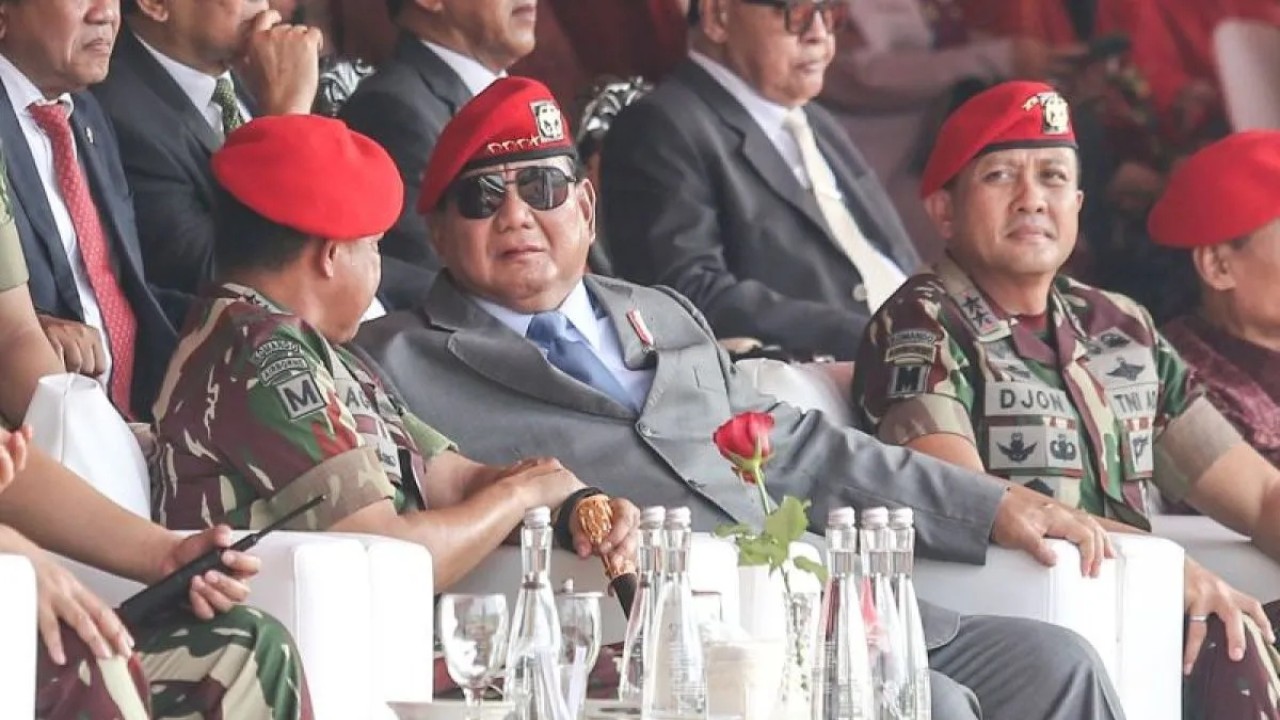 Panglima TNI Jenderal Agus Subiyanto berbincang dengan Menteri Pertahanan sekaligus presiden terpilih Prabowo Subianto di upacara HUT ke-72 Kopassus. (Antara)