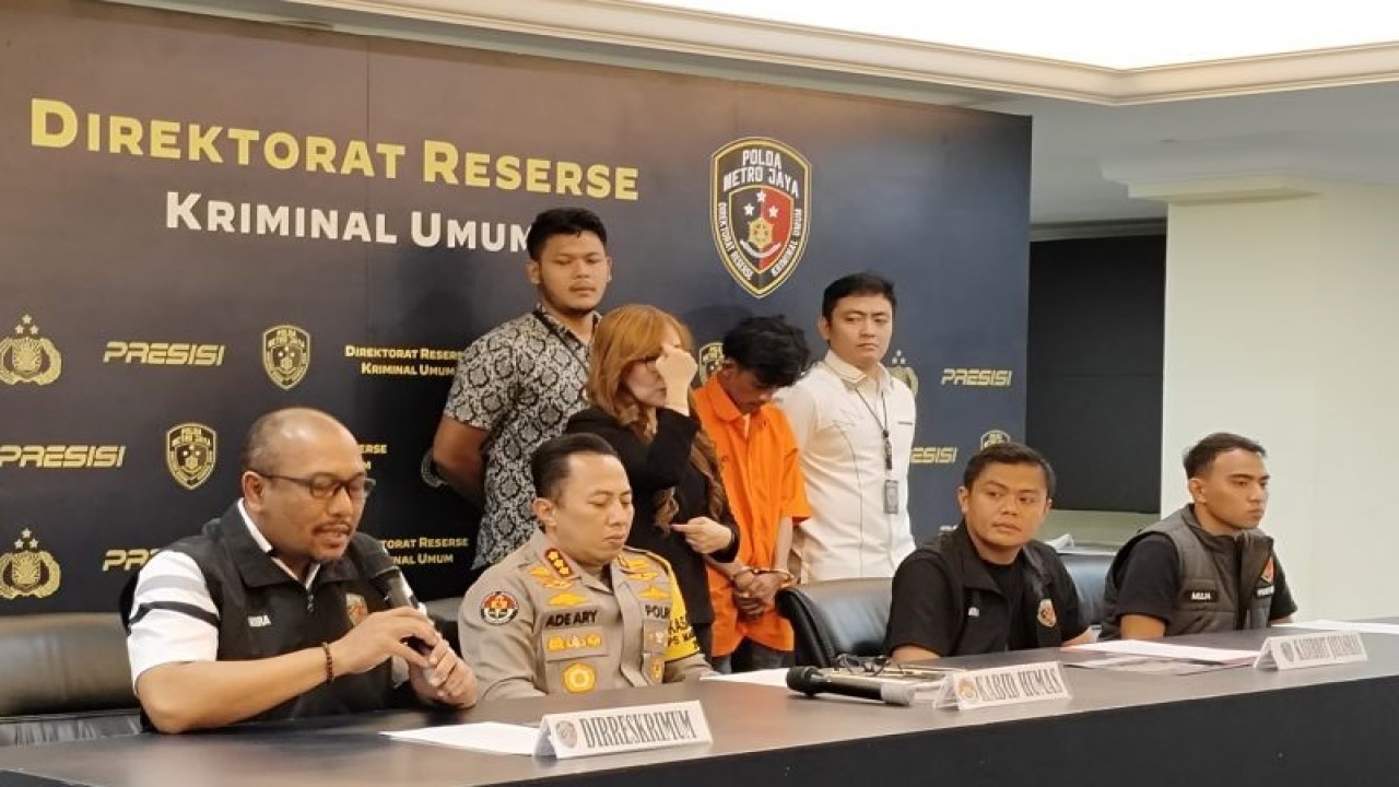 Direktur Reserse Kriminal Umum Polda Metro Jaya Kombes Pol Wira Satya Triputra (kiri) saat konferensi pers di Jakarta, Kamis (25/4/2024). ANTARA/Ilham Kausar
