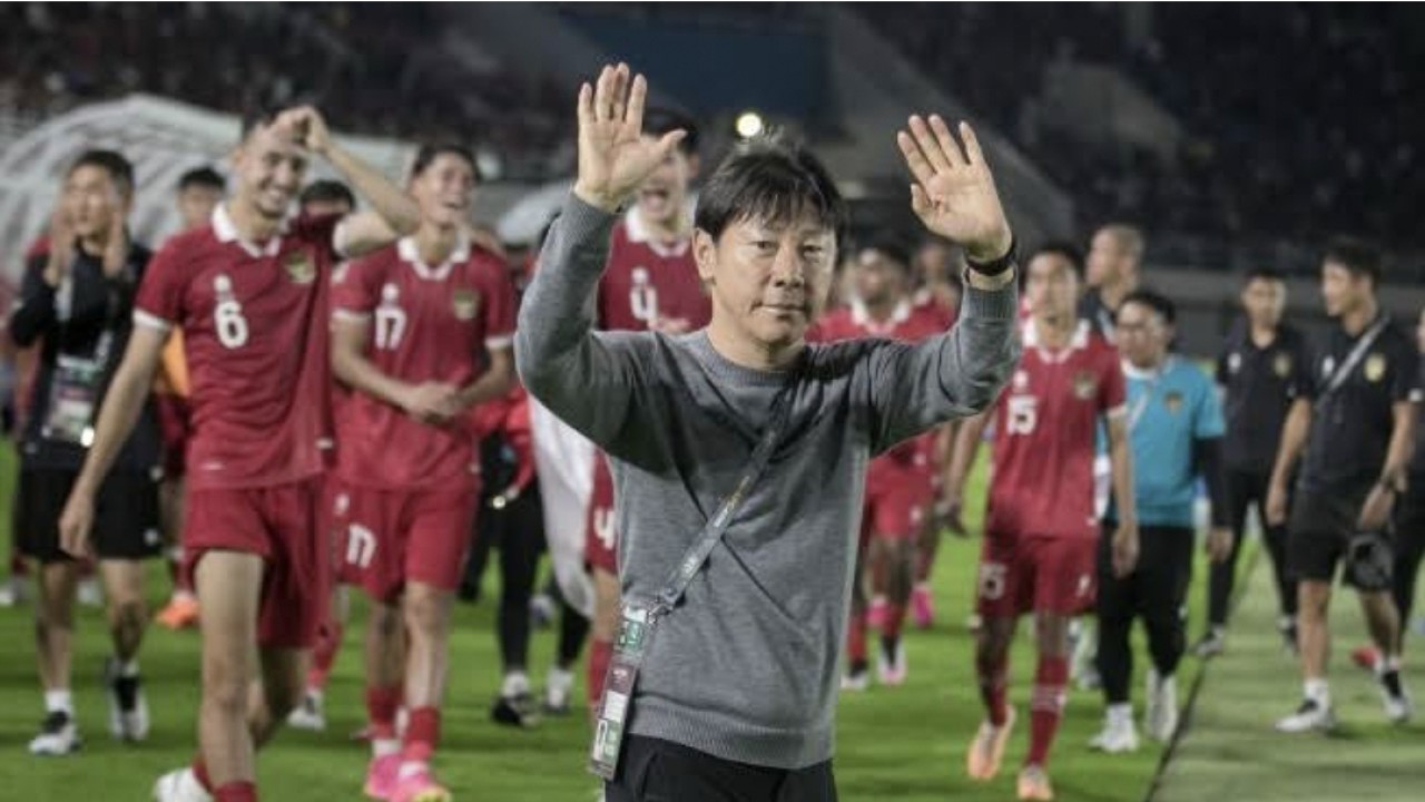 Pelatih Timnas Indonesia Shin Tae-yong bersama skuad Garuda