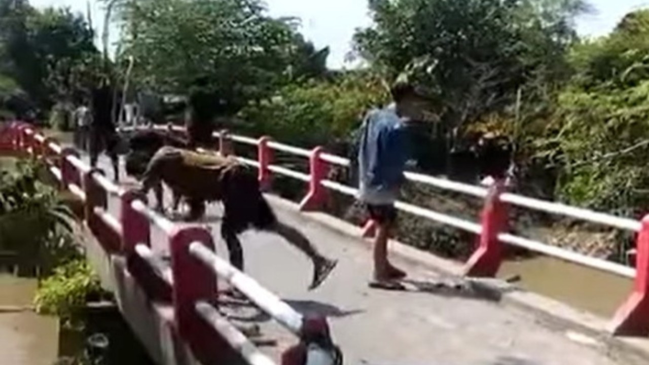 Tangkap layar - sembilan pemuda yang merusak jembatan.