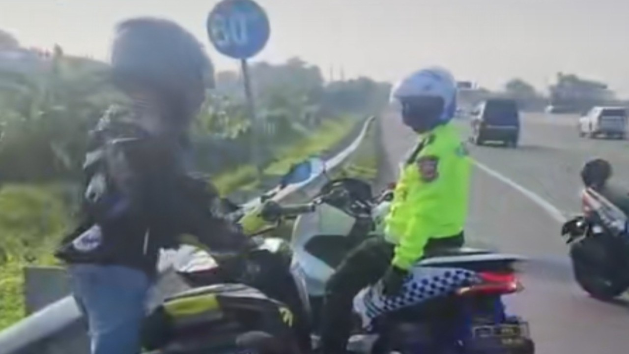Pemudik motor masuk tol (TikTok @info_cikarang_karawang1)