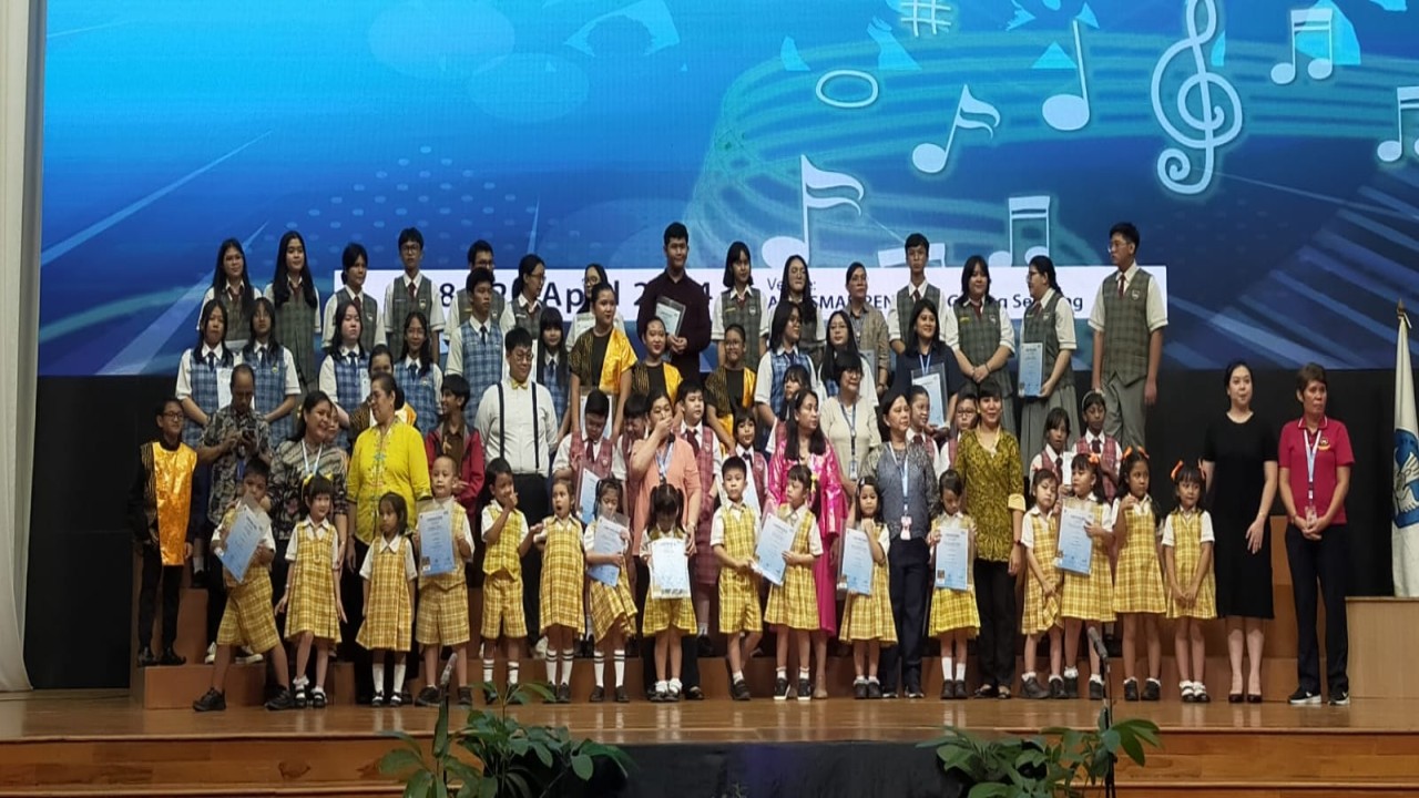 Para pengurus BPK Penabur Jakarta dan jajaran Panitia berfoto bersama para pemenang BSCF 2024