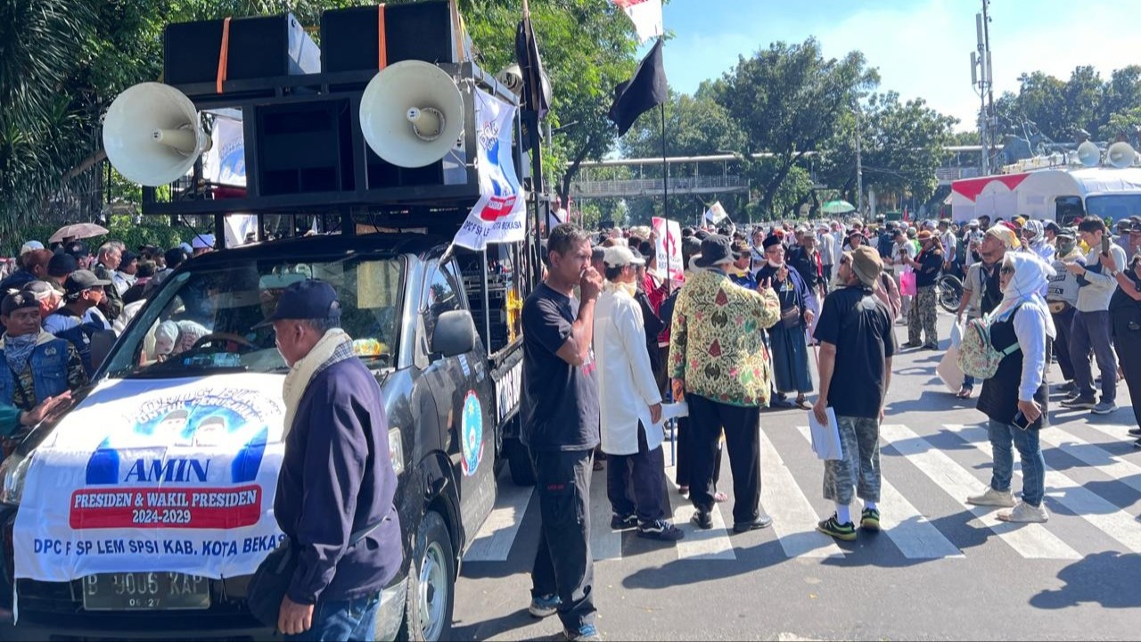 Pendukung Anies pantau sidang putusan sengketa hasil Pilpres 2024 menggunakan mobil pengeras suara.