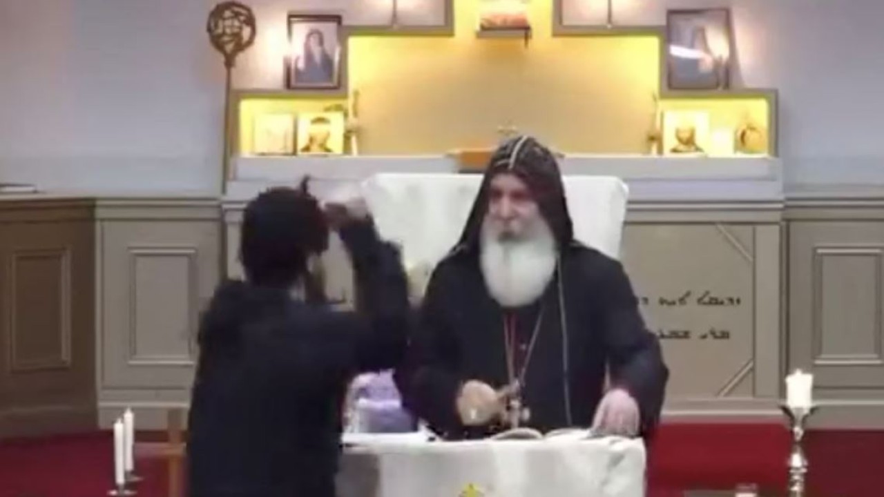 Seorang penyerang mendekati Uskup Mar Mari Emmanuel saat kebaktian gereja di Gereja Christ The Good Shepherd di Wakeley, Sydney, Australia, pada 15 April 2024. (Foto: Reuters)