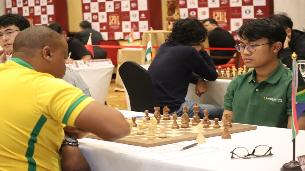 MI Aditya Bagus Arfan (kanan) lawan pecatur Afsel MI Johannes Mabusela pada babak ke-8 turnamen Bangkok Open 2024/Foto: Kristianus Liem