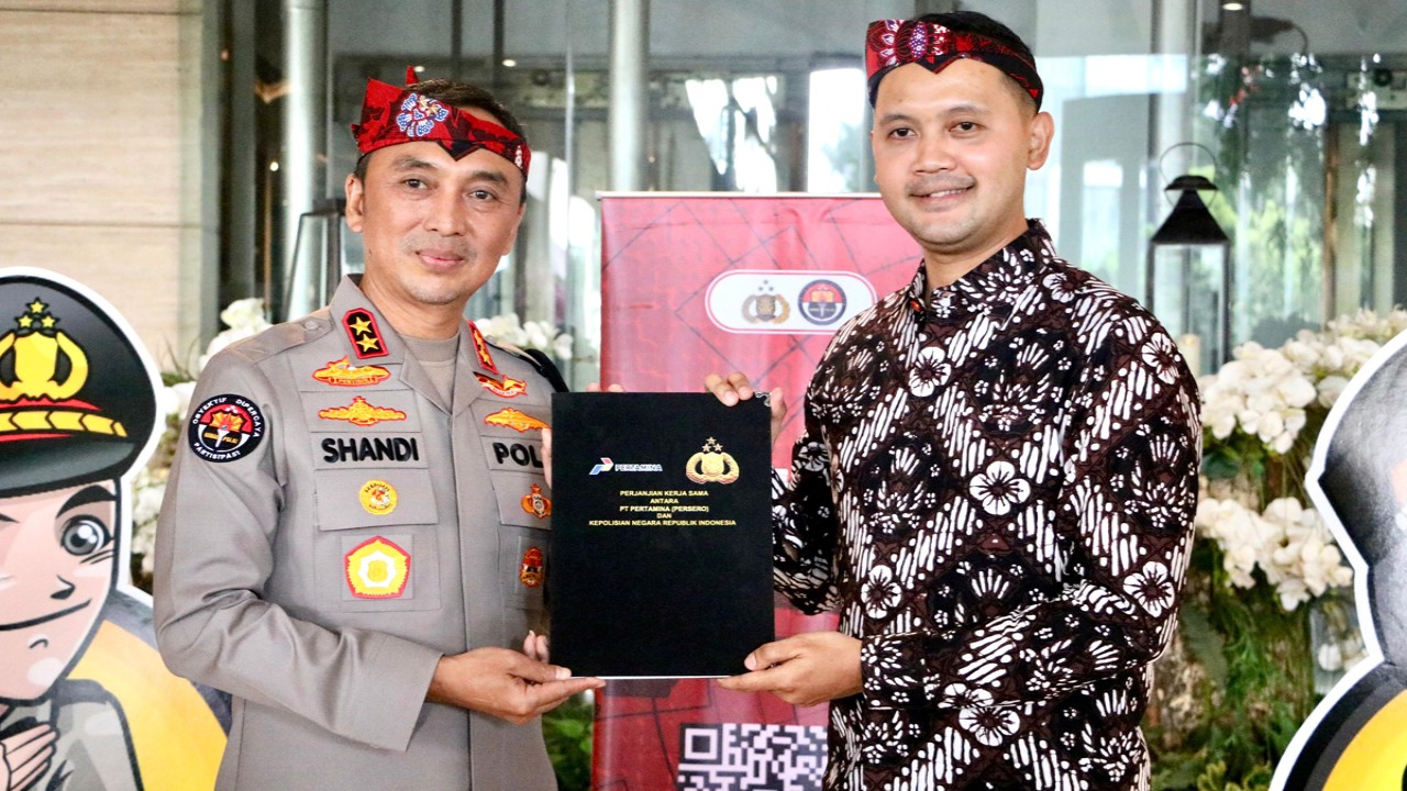 Kepala Divisi Humas Polri Irjen Pol Dr.Sandi Nugroho,S.I.K.,S.H.,M.Hum bersama Vice President Corporate Communication PT Pertamina (Persero) Fadjar Djoko Santoso. Pertamina dan Polri Jalin Kerja Sama Publikasi dan Edukasi Masyarakat