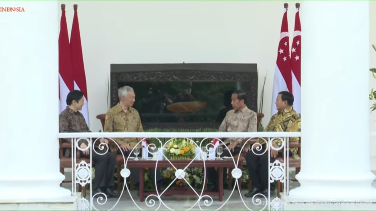 Momen Presiden Jokowi, Menhan yang juga presiden terpilih Prabowo Subianto berbincang dengan PM Singapura dan Wakil PM. (YouTube)