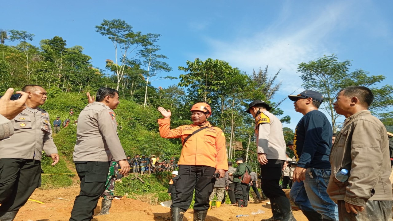Petugas melakukan pencarian korban bencana tanah longsor di Kampung Sirnagalih Desa Talagajaya