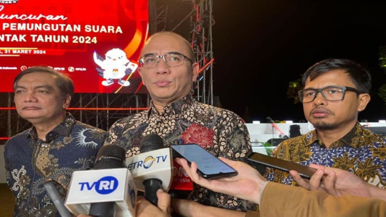 Ketua KPU RI Hasyim Asy'ari (tengah) menghadiri peluncuran tahapan dan hari pemungutan suara Pilkada serentak 2024 di Candi Prambanan, Kabupaten Sleman, Daerah Istimewa Yogyakarta, Minggu (31/3/2024). (Foto: ANTARA/Narda Margaretha Sinambela)