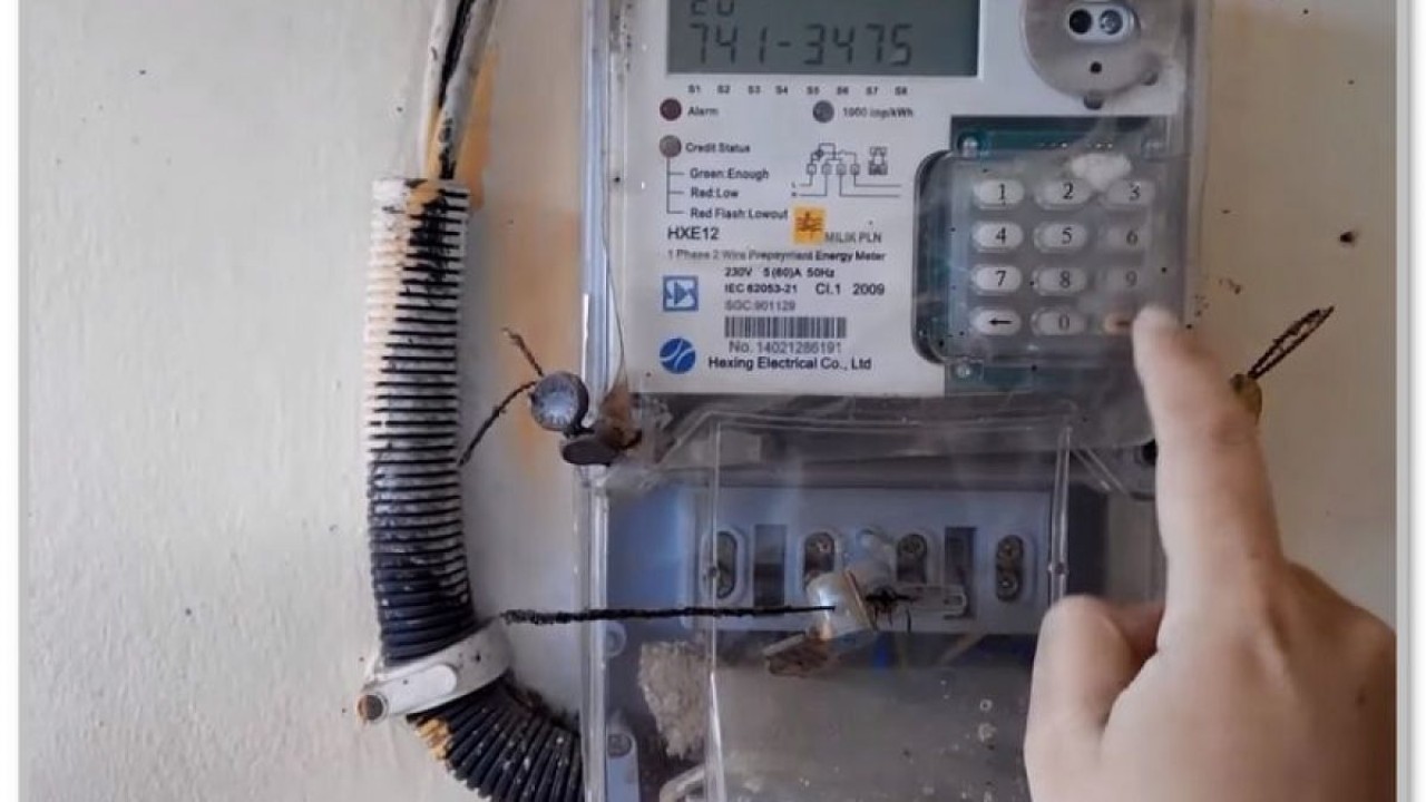 Petugas PLN sedang mengecek meteran listrik di rumah pelanggan/ist