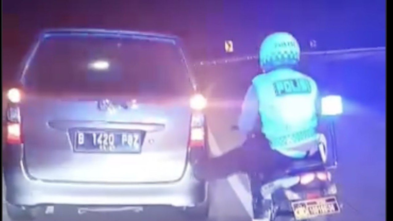 Polisi naik motor stut mobil mogok/ist