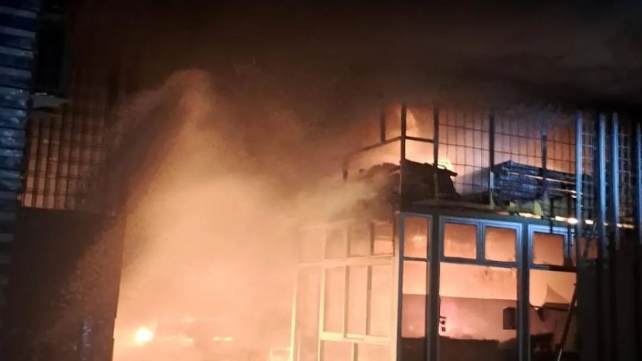 Kebakaran hebat melanda sebuah bengkel mobil Mercedes Benz. (Foto: Instagram/