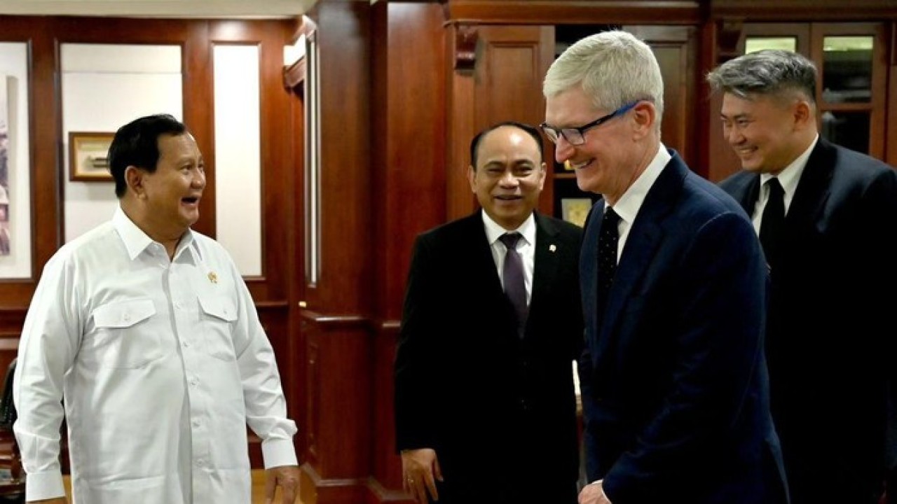 Bos Apple Tim Cook menyambangi Menhan Prabowo Subianto di kantornya di Kementerian Pertahanan/Foto: Kominfo via Instagram @budiariesetiadi