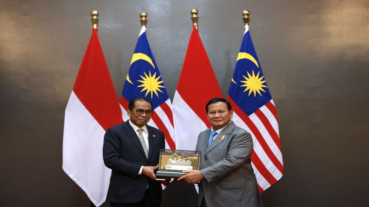 Menteri Pertahanan RI Prabowo Subianto menerima kunjungan kehormatan Menteri Pertahanan Malaysia Yang Mulia Dato' Seri Mohamed Khaled Nordin, di ruang kerja Menhan, Jakarta, Selasa (30/4).