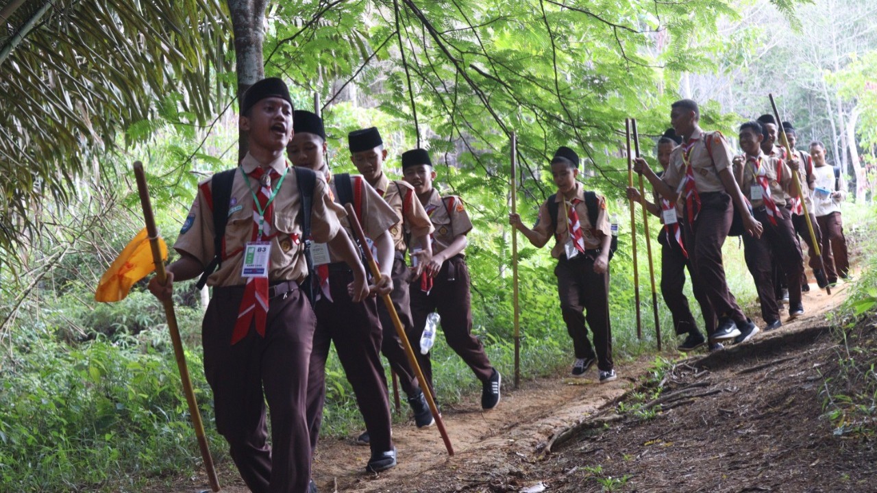 Anggota Pramuka melakukan kegiatan jelajah alam di hutan/ist
