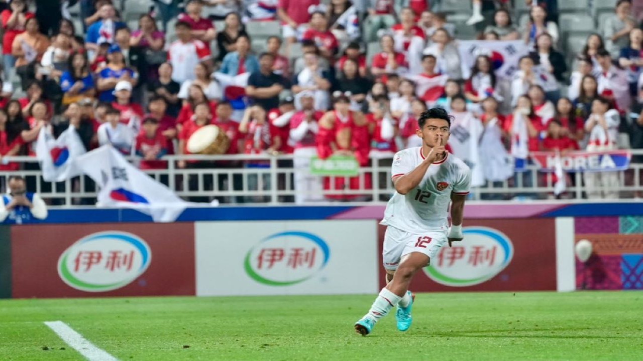 Pratama Arhan melakukan selebrasi usai memastikan kemenangan Indonesia atas Korea Selatan di babak perempat final Piala Asia U-23 2024. (dok PSSI)