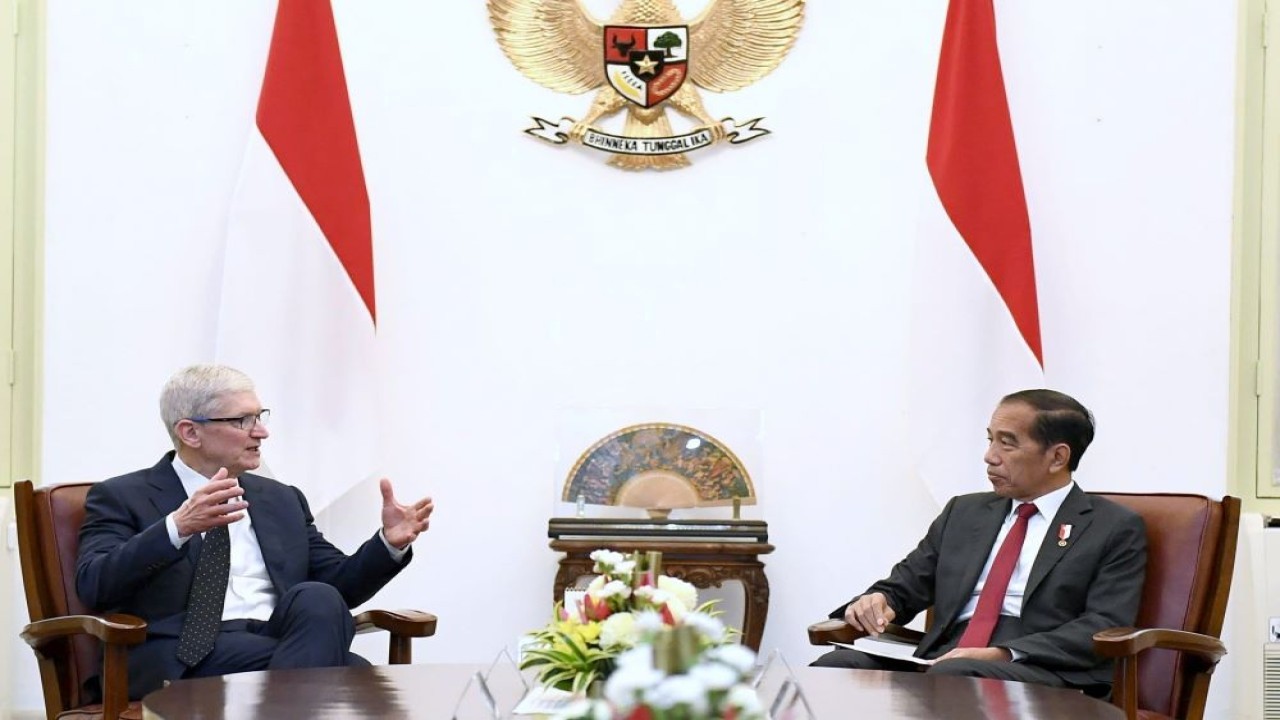 Presiden Jokowi menerima CEO Apple Tim Cook beserta delegasi di Istana Merdeka, Jakarta, pada Rabu (17/04/2024). (Foto: BPMI Setpres/Kris)