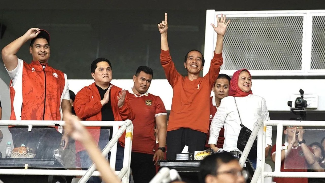Presiden Jokowi dan Ibu Negara Iriana saat menyaksikan secara langsung pertandingan Timnas Indonesia. (Antara)