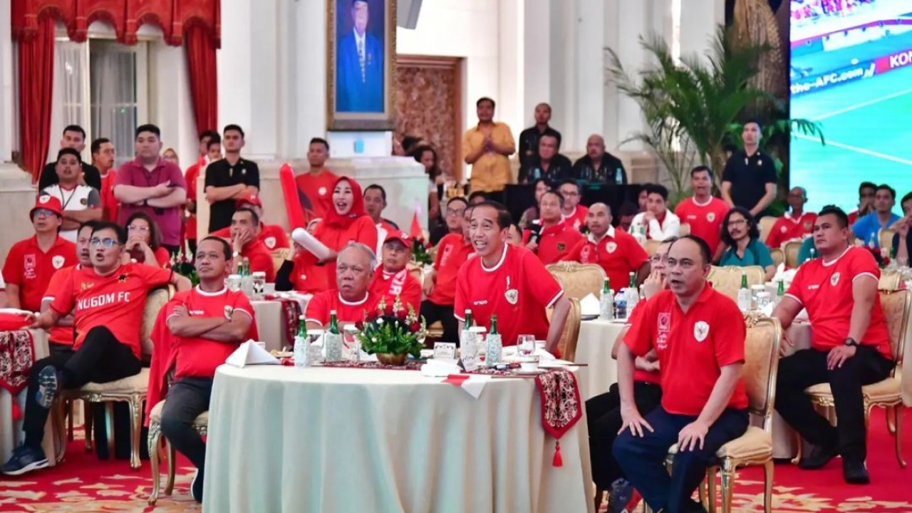 Presiden Jokowi saat menggelar nobar Timnas U-23 vs Uzbekistan di Istana Negara.